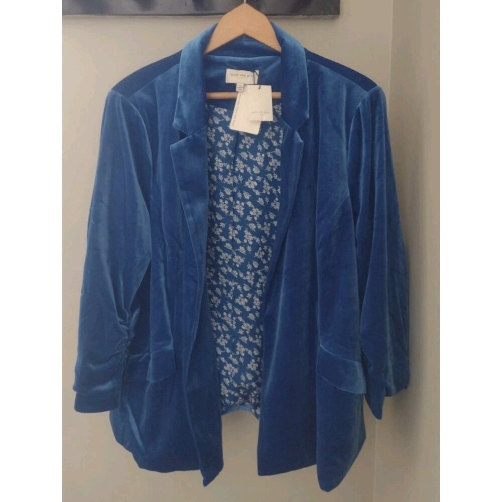 Skies Are Blue Velvet Blazer in Rich Blue